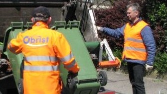 Christoph Weber (rechts) bei der Arbeit (Bild Aargauer Landeskirche)