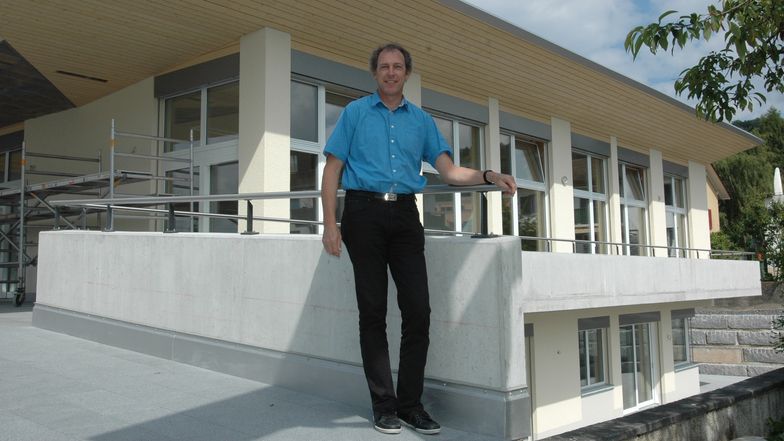 Pfarrer Martin Jud vor dem Generationenhaus.