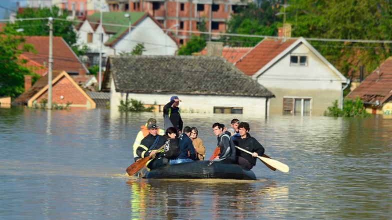 Gerettete in einem Schlauchboot in Obrenovac, Serbien.