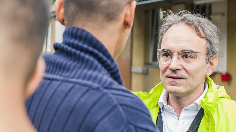 Der reformierte Seelsorger Marcel Cavallo im Gespräch mit Asylsuchenden.