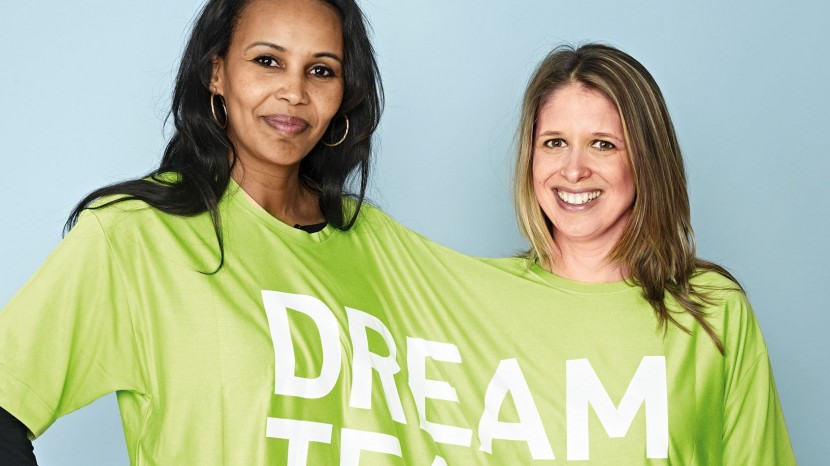 Zwei Frauen in einem Dream-Team-T-Shirt.