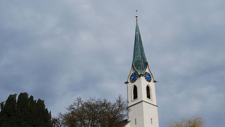 Der Turm der reformierten Kirche in Niederwenigen.