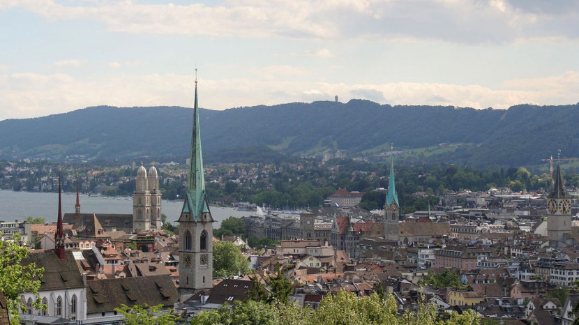 Sicht auf Zürich und Albis mit vier Kirchen.