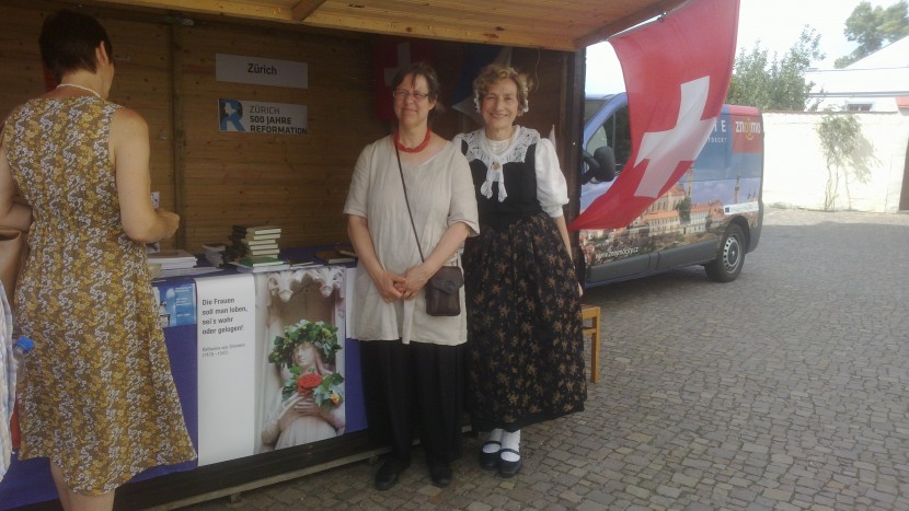 Jeanne Pestalozzi (links) von Brot für alle und Irene Gysel in Torgau.