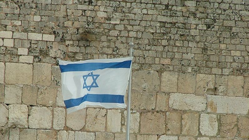 Eine israelische Flagge vor der Klagemauer in Jerusalem.