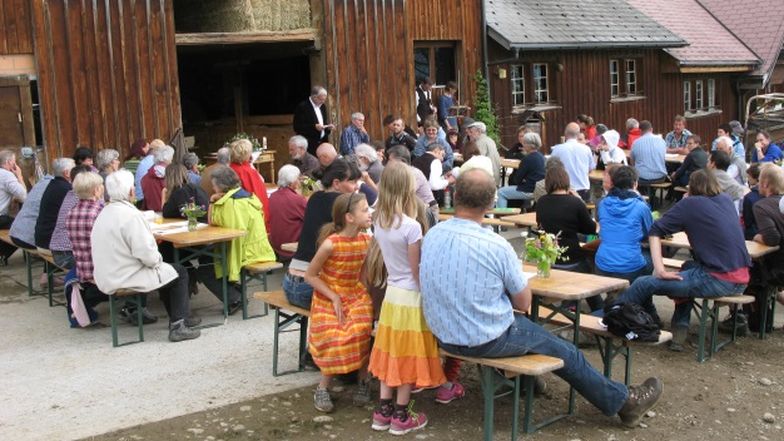 Auffahrts-Gottesdienst auf dem Bauernhof der Familie Müller-Reich in Krinau SG.