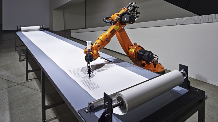 Der Roboter schreibt die Thora ab.