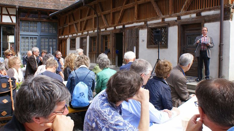 Kirchenratspräsident Frieder Tramer begrüsste die Gäste des Reformtages.