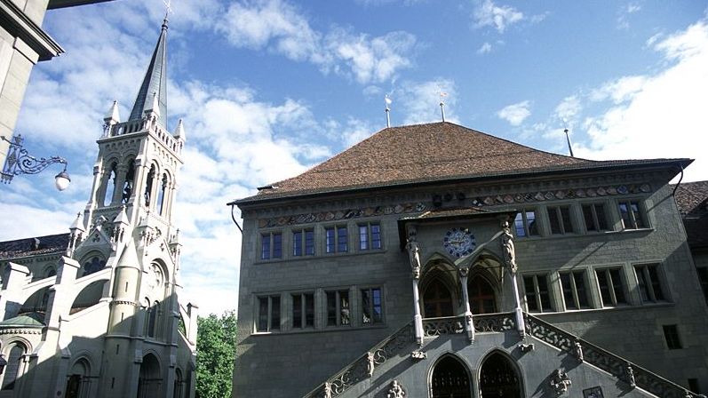 Die Kirche St. Peter und Paul und das Berner Rathaus.