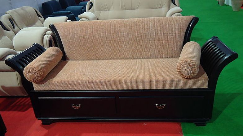 Eine Couch in einem Warenhaus.