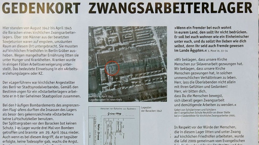 Die Gedenktafel zum kirchlichen Zwangsarbeiterlager in Berlin-Neukölln.