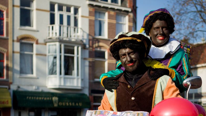 Zwei «zwarte Pieten» unterwegs.