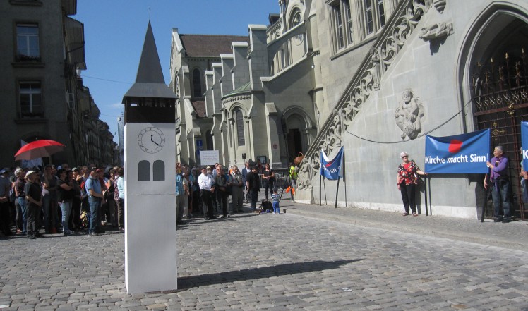 Der Höhepunkt beim Rathaus: Übergabe der Postkarten an Grossrätin Béatrice Struchen und Kirchendirektor Christoph Neuhaus.