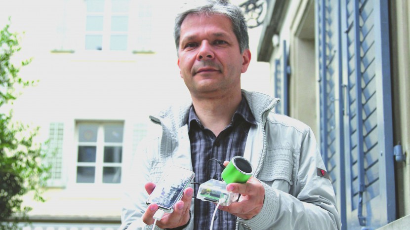 Ein Kleincomputer, ein Lautsprecher, eine Stromversorgung sowie selbst kreierte Software – das ist alles, was René Simon für sein digitales Kirchengeläut braucht.