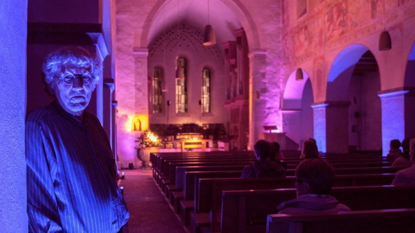 Künstler Klaus Grimmer (links) illuminierte die Kirche St. Arbogast.