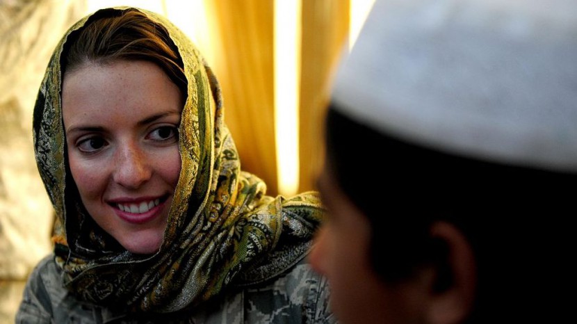 Eine US-Armeeangehörige trägt einen Hijab in Afghanistan.