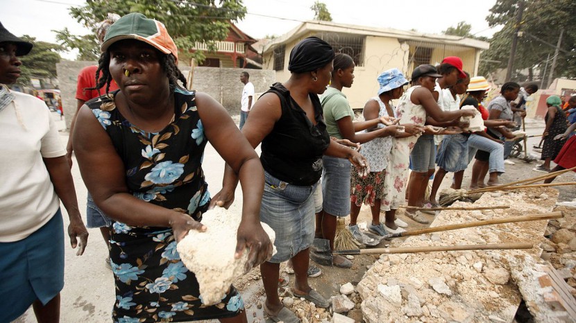 Haiti 2010: Menschen räumen eine Strasse im Rahmen eines UNO-Projekts.