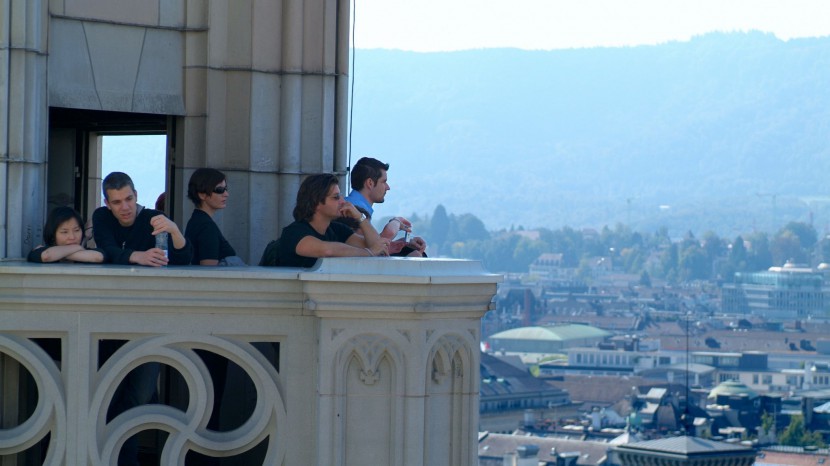Besucher auf dem Karlsturm des Grossmünster Zürich.