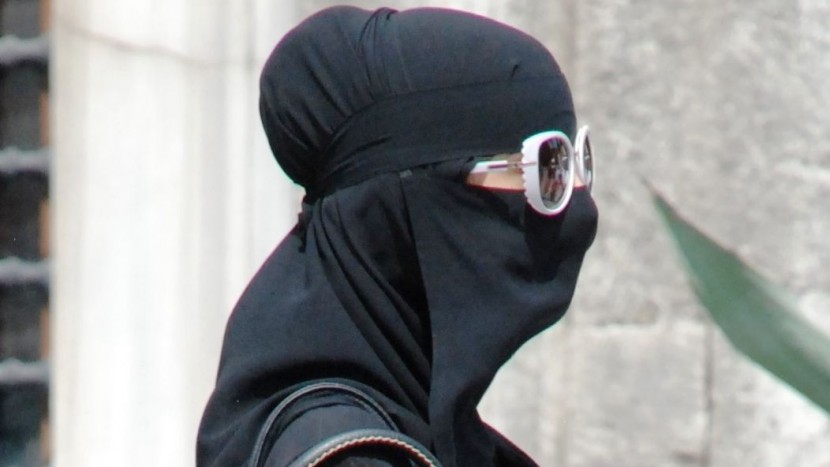 Eine Burkaträgerin mit modernen Accessoires.