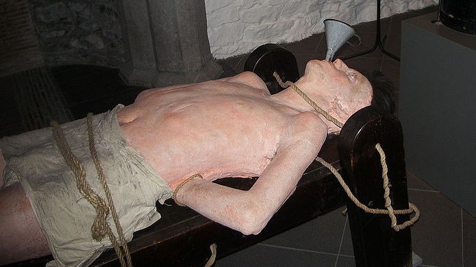 Nachgestellte Folterszene im Foltermuseum Gravensteen in Gent, Belgien.
