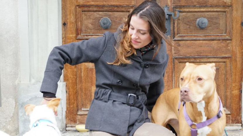 Jacqueline Berger mit ihren beiden Hunden.