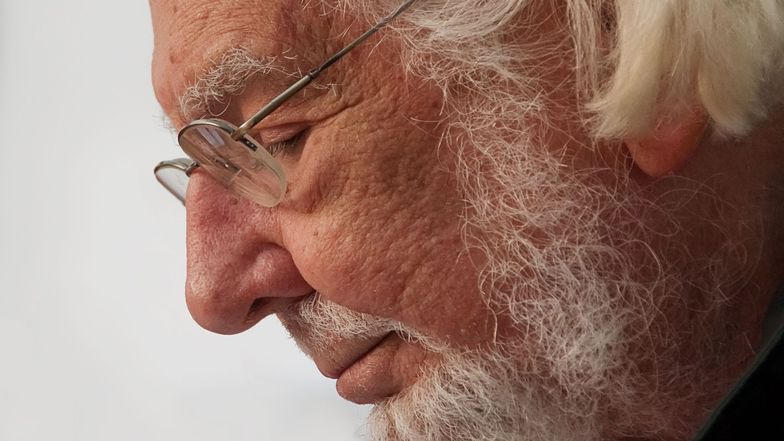 Ernesto Cardenal 2009 an einer Lesung in Chile.