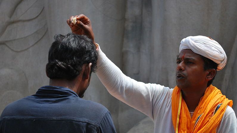 Ein Hindu-Priester segnet.