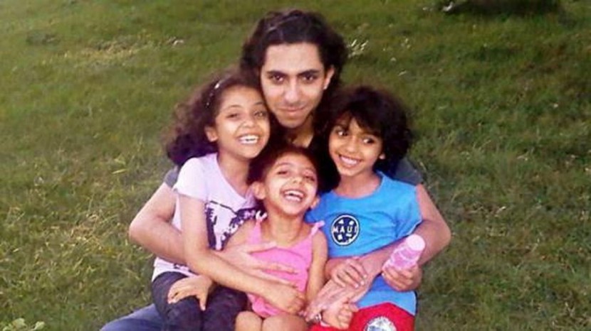 Auf dem Bild ist der Blogger Raef Badawi mit seinen zwei Töchtern und seinem Sohn zu sehen. Alle lachen.