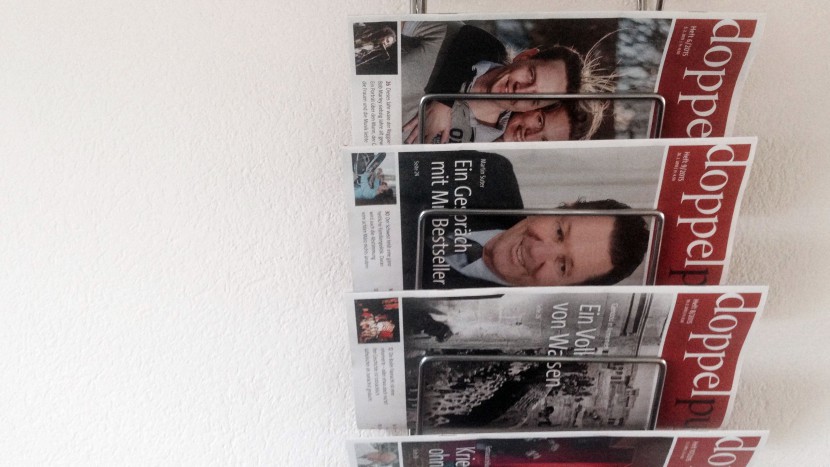Das Bild zeigt Titelbilder des reformierten Magazins «Doppelpunkt»