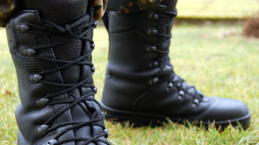 Im Bild sind Kampfstiefel zu sehen
