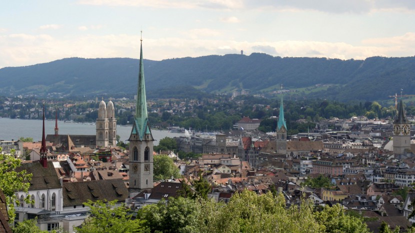 Das Bild zeigt die Kirchen in der Zürcher Altstadt.
