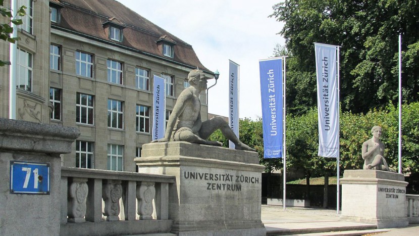 Vor dem Hauptgebäude der Universität Zürich.