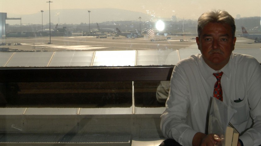 Das Bild zeigt Walter Meier am Flughafen Zürich.