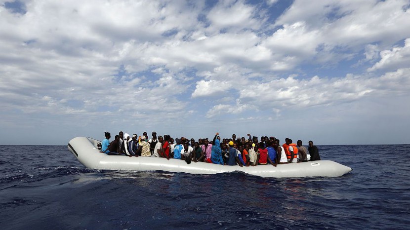 Flüchtlinge in einem Schlauchboot auf dem Mittelmeer.