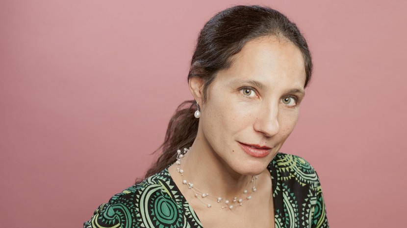 Portraitbild Stina Schwarzenbach, Pfarrerin
