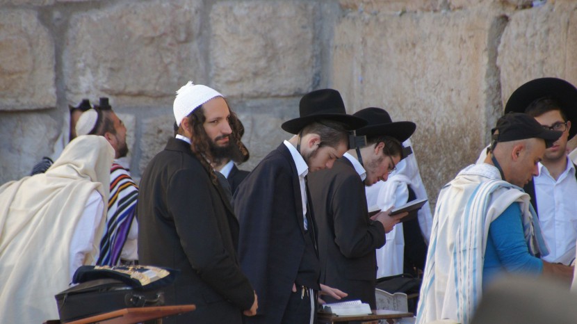 Betende Männer vor der Klagemauer in Jerusalem
