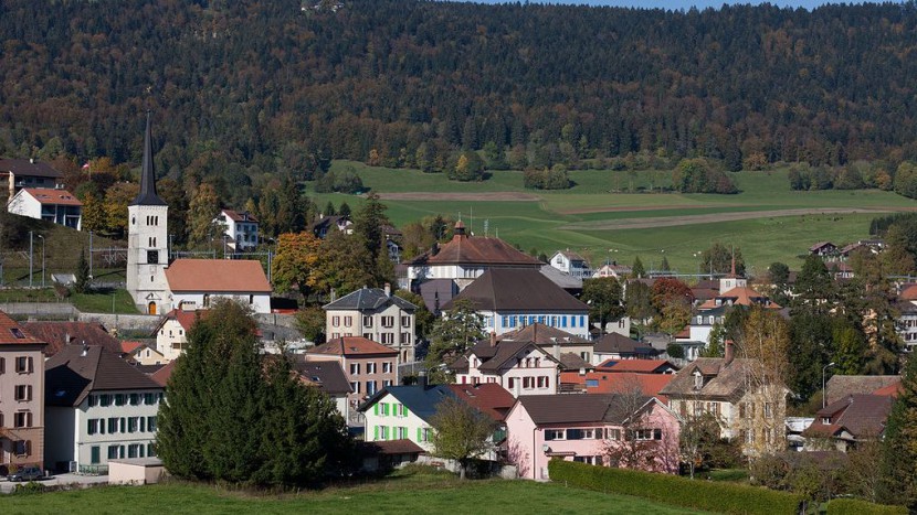 Blick auf Travers: Kirche, Schulhaus, Schloss und Temple