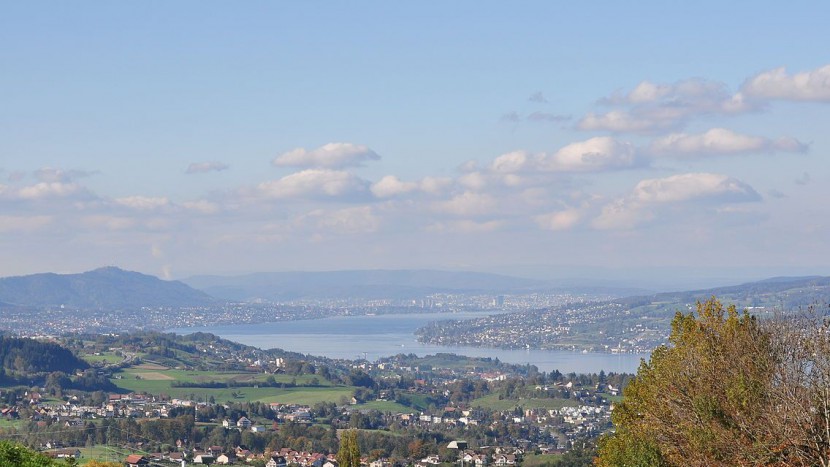 Der Zürichsee: Im Vordergrund die Halbinsel Au, links dahinter Horgen, ganz hinten Zürich.