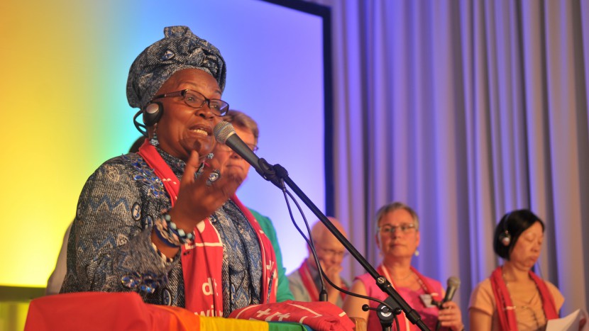 Alice Nkom aus Kamerun prangert die unchristliche Diskriminierung Homosexueller durch die afrikanischen Kirchen an. 