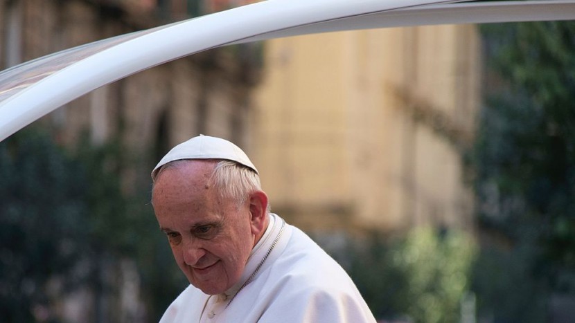 Papst Franziskus im Papamobil.