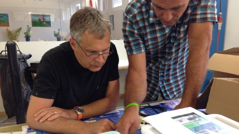 Volle Konzentration: Christoph Weber-Berg (links) und Werkgruppenleiter Sepp Suter.