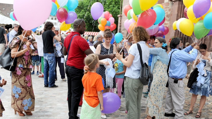 Buntes Treiben beim Fest auf dem Münsterplatz.