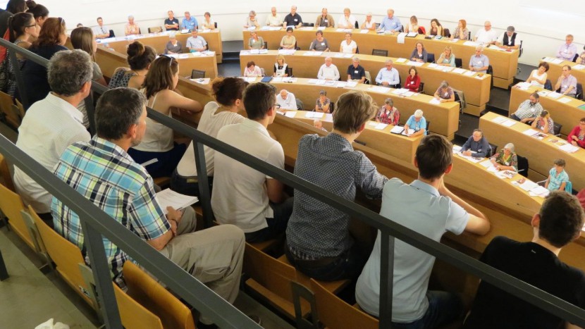 Die Aargauer Synode, beobachtet von einer Schulklasse.