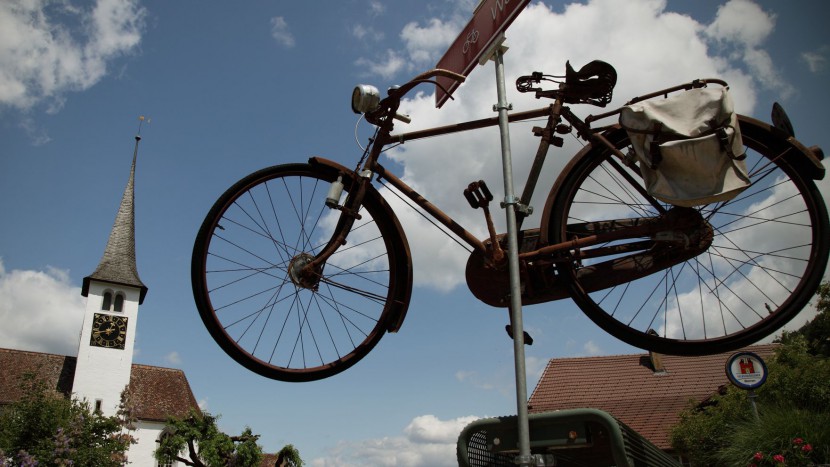 Direkt an der Herzroute: Die Velowegkirche Walkringen (BE) lädt mit offenen Türen, Tisch und Bank zur Rast.