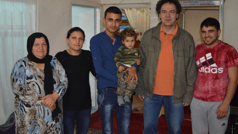 Andreas Goerlich, Pfarrer aus Pfungen, bei einer syrischen Flüchtlingsfamilie im Camp Domiz bei Erbil im Nordirak.