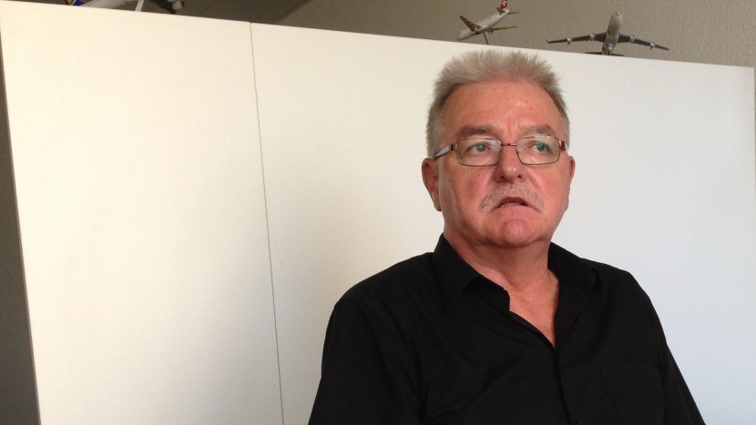 Gefasst und gelassen: Flughafenseelsorger Walter Meier in seinen Büro.