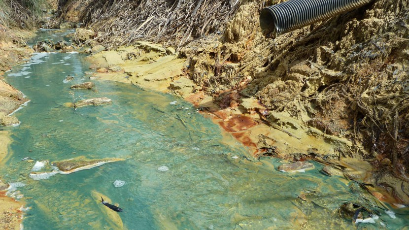 Die Konzernverantwortungsinitiative will erreichen, dass Rohstoffhändler wie Vitol Menschenrechte und Umweltschutz wahren. Hier der Fluss Riverlea bei Johannesburg, der durch die Mine Mooifontein verschmutzt wird.