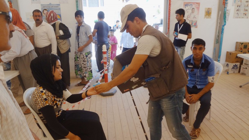 In einem Flüchtlingscamp im Nordirak versorgen Helfer der Heks-Partnerorganisation «Norwegian Church Aid» Flüchtlinge mit sauberem Wasser und Hygieneartikeln.
