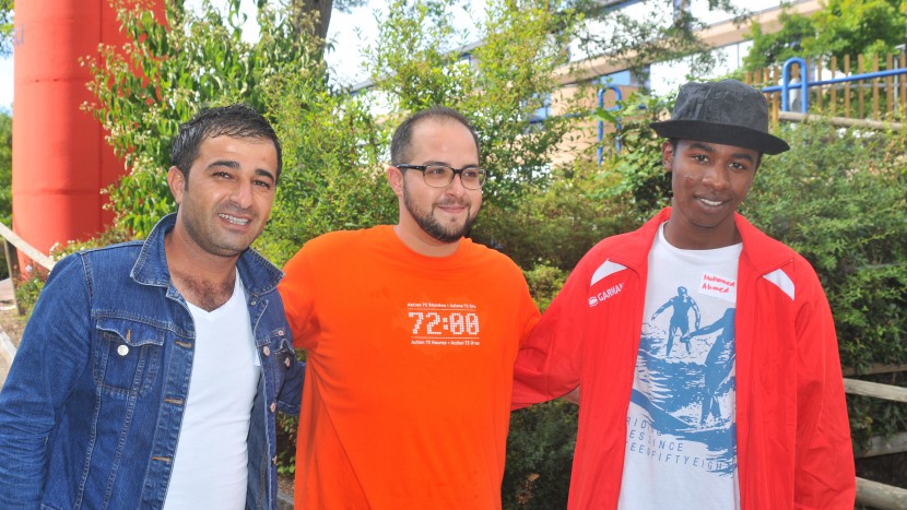 rinnerungsfoto: Zwei Bewohner des Asylzentrum Auch in Zürich mit Helfer, der das typische 72-Stunden-T-Shirt trägt.