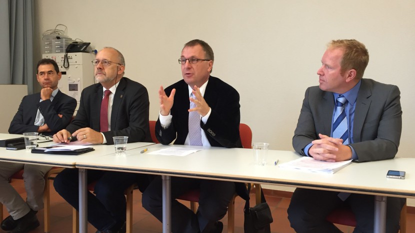 Kommunikationsleiter Nicolas Mori, Kirchenrat Daniel Reuter, Kirchenratspräsident Michel Müller und Projektleiter Thomas Schaufelberger (von links) an der Medienkonferenz.